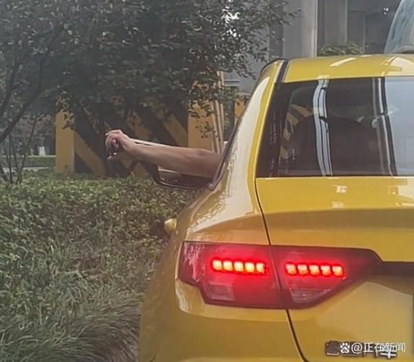 中期国际 重庆一出租车司机等红绿灯时玩弹弓，司机辩解“没装弹”，已被停运处罚