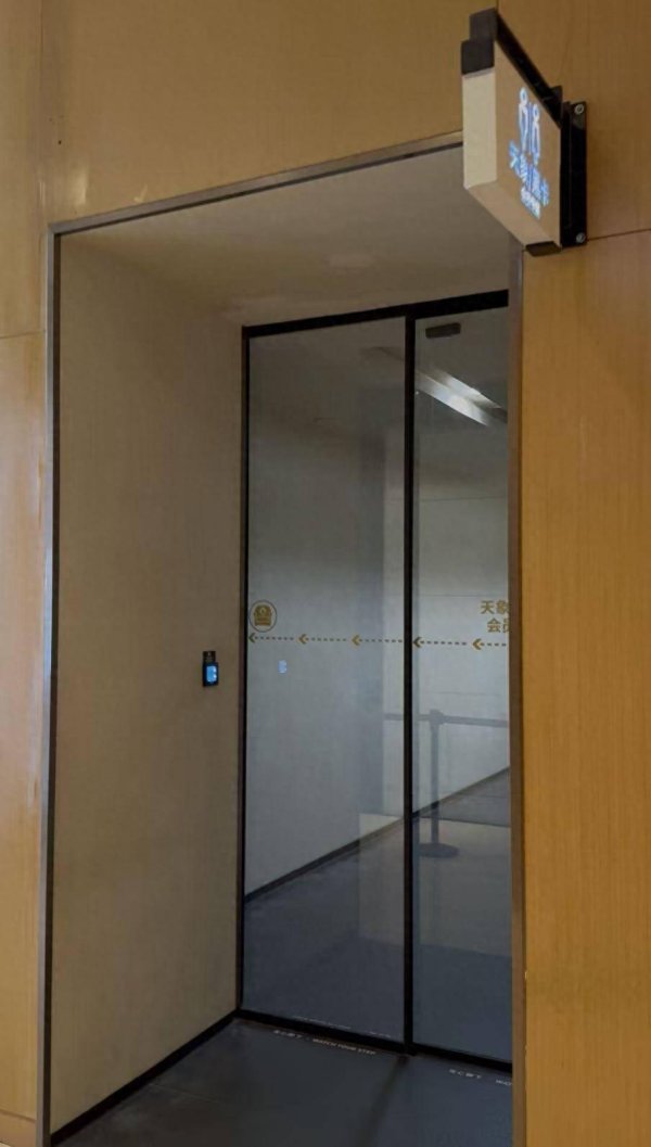 大彩配资 德基“会员专属厕所”引关注，二手平台0.5元起售“通行码”？网友称已取消扫码限制