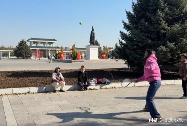 锦鲤配资 前美网冠军拉杜卡努回沈阳探亲，在公园与大妈打起网球